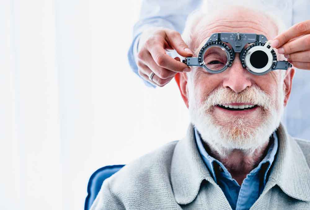O astigmatismo é um erro refrativo no qual a focagem da imagem ocorre em diferentes planos retinianos devido a uma irregularidade na superfície corneana.  